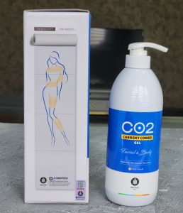 کربوکسی تراپی یک روش درمانی غیرتهاجمی است که در آن دیاکسید کربن (CO2) به صورت تزریق موضعی به لایه های زیرین پوست اعمال میشود