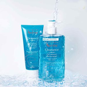 معرفی ژل شستشوی صورت و بدن اون

ژل شستشوی صورت و بدن اون از کالکشن Cleanance یک شوینده و پاک کننده فاقد صابون است و با ترکیبی از مواد اولیه قدرتمند به آرامی آلودگی ها، چربی اضافی و سایر ناخالصی های پوست صورت را از بین می برد. ژل شستشوی اون با استفاده از ترکیباتی که دارد، سلول‌های مولد چربی را کنترل کرده و در نهایت ترشح چربی پوست را به مرور زمان تنظیم خواهد کرد. به طور کلی افرادی که دارای پوست‌های آکنه‌ای، چرب و دارای جوش هستند با مصرف دوره‌ای این محصول تاثیرگذار، بیشترین تاثیر ممکن را خواهند دید.

علاوه بر موارد ذکر شده،ژل شستشوی اون نیز مانند اکثر محصولات این کمپانی، حاوی آب معدنی چشمه اون بوده و به همین دلیل است که علاوه بر آبرسانی، انواع تیرگی‌های موجود در پوست را از بین خواهد برد. خلاف بسیاری از محصولات شستشوی مخصوص پوست چرب که می توانند باعث خشک شدن و کشیده شدن پوست بعد از استفاده شوند، این محصول بعد از استفاده، پوستتان را خشک نمی کند. البته باید گفت که در پوستهای معمولی و یا ترکیبی ممکن است بعد از استفاده از این ژل شاهد چنین اثری باشید ولی اگر پوستی چرب دارید، این محصول حالت طبیعی پوستتان را حفظ کرده و آن را خشک نمی کند. باید گفت که این ژل شستشو یکی از محصولات خوب در بازار است.

کمپانی سازنده از ترکیبی جدید در این محصول استفاده کرده است به نام گلیسیریل لورات. این ماده در واقع ترکیبی است از گلیسیرین (گلیسیرین می تواند با جذب رطوبت هوا باعث مرطوب شدن پوست شود. همچنین این ماده می تواند به نگهداری رطوبت پوست کمک خوبی کند) و لوریک اسید ( این ماده خواص آنتی باکتریال دارد و چون منشا بسیاری از جوشهای صورت، باکتری ها هستند، استفاده از لوریک اسید در محصولات مراقبت از پوست می تواند به بهبود و کمتر کردن جوش و آکنه های پوست کمک خوبی کند). همچنین در تحقیقات صورت گرفته اخیر، لوریک اسید توانسته نتایج بهتری نسبت به بنزویل پروکساید که یک ماده ضد جوش و آکنه معروف است نشان دهد. در نتیجه این محصول خواهد توانست در کمتر کردن جوشهای صورت و همچنین محو کردن جای جوشهای قدیمی روی آن نیز کمک خوبی کند.